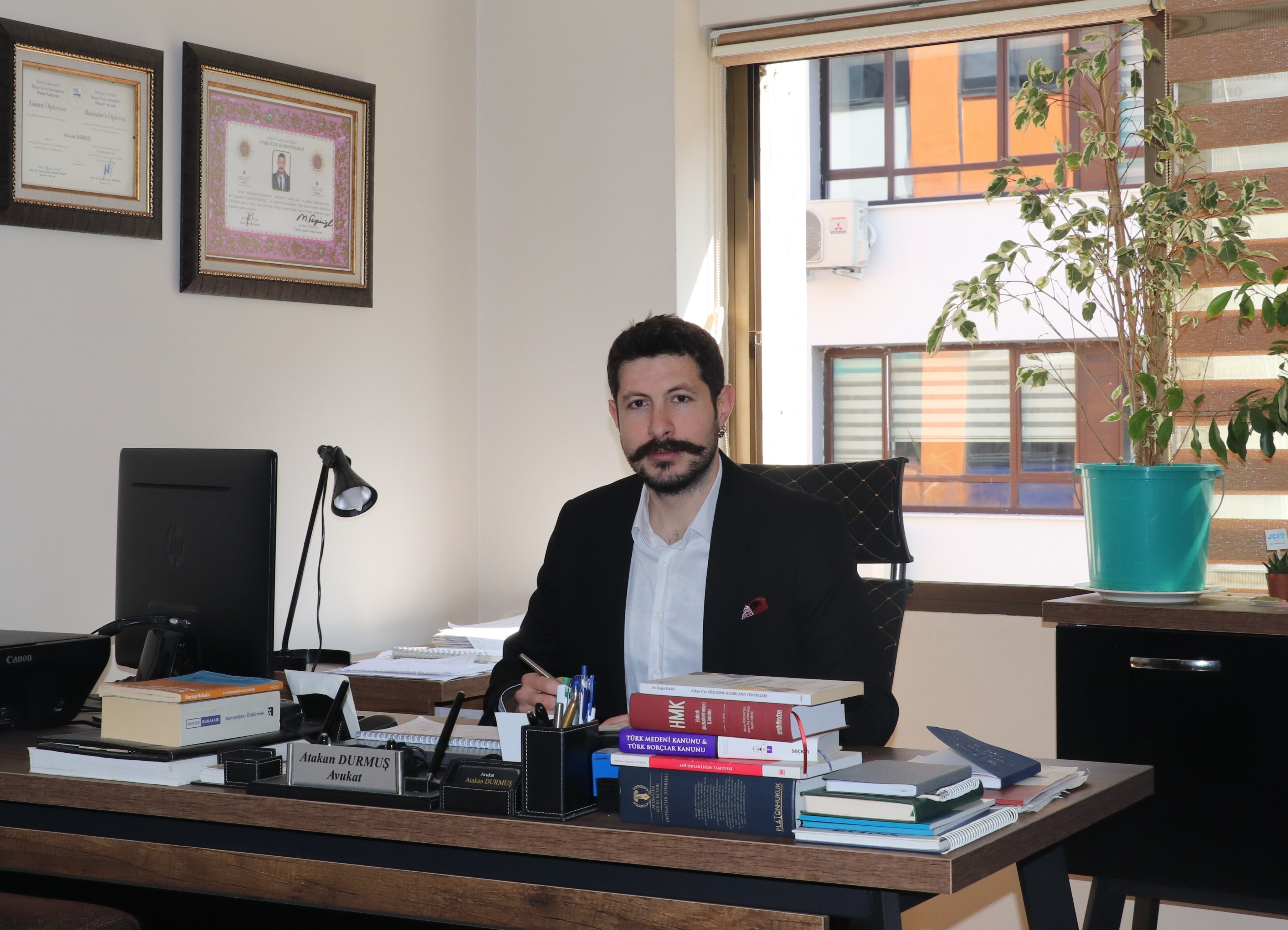 İzmir Avukat – Avukat Atakan Durmuş, ofis fotoğrafı (Konak, Karşıyaka)